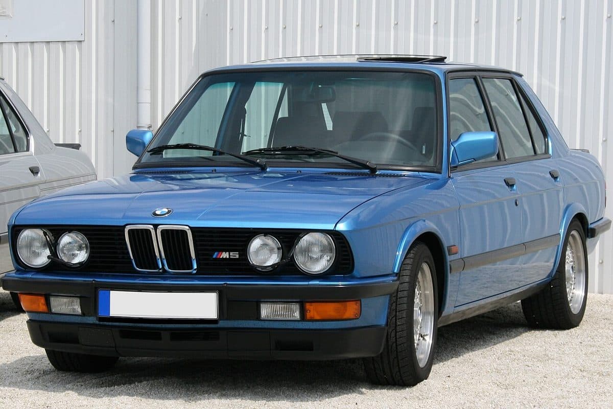 미네르바 블루 BMW M5 E28. 폴아웃의 1986년 5시리즈와 같은 차라고 말하지 않으며, 영화 스틸이 아닙니다.