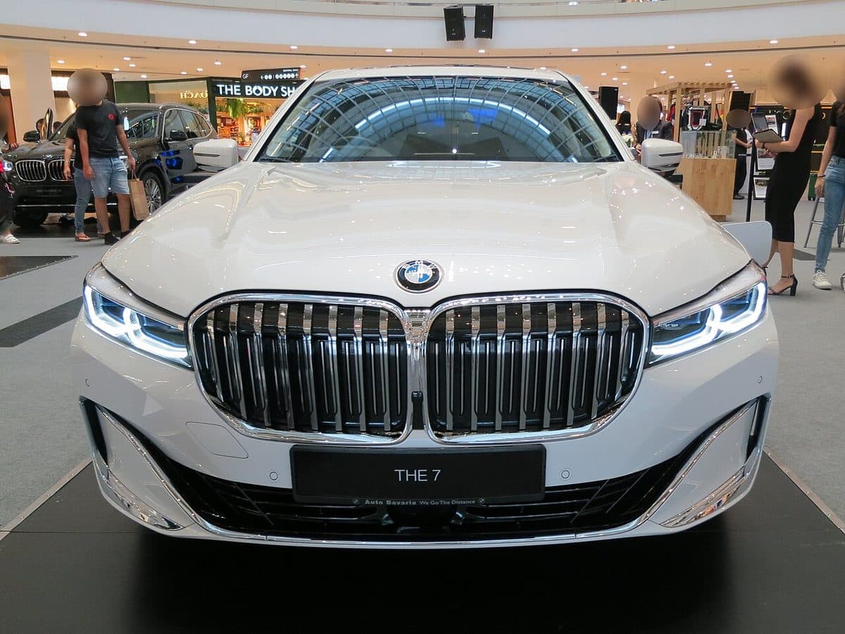 2019년 BMW 740Le xDrive. 폴아웃 IMCDb의 2017년 740Le와 같은 G12 7시리즈 세단의 시판 차이며, 촬영 차량이 아닙니다. 보도자료는 7시리즈 세단이라고만 적습니다.