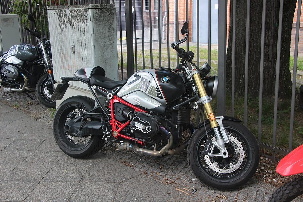 일반 BMW R nineT. 폴아웃의 R nineT 스크램블러 촬영 바이크가 아닙니다.