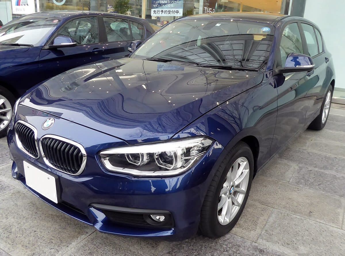 BMW 118i (F20) 정면. 고스트 프로토콜에 짧게 나온 118i와 같은 세대의 시판 차이며, 촬영 차량이 아닙니다.