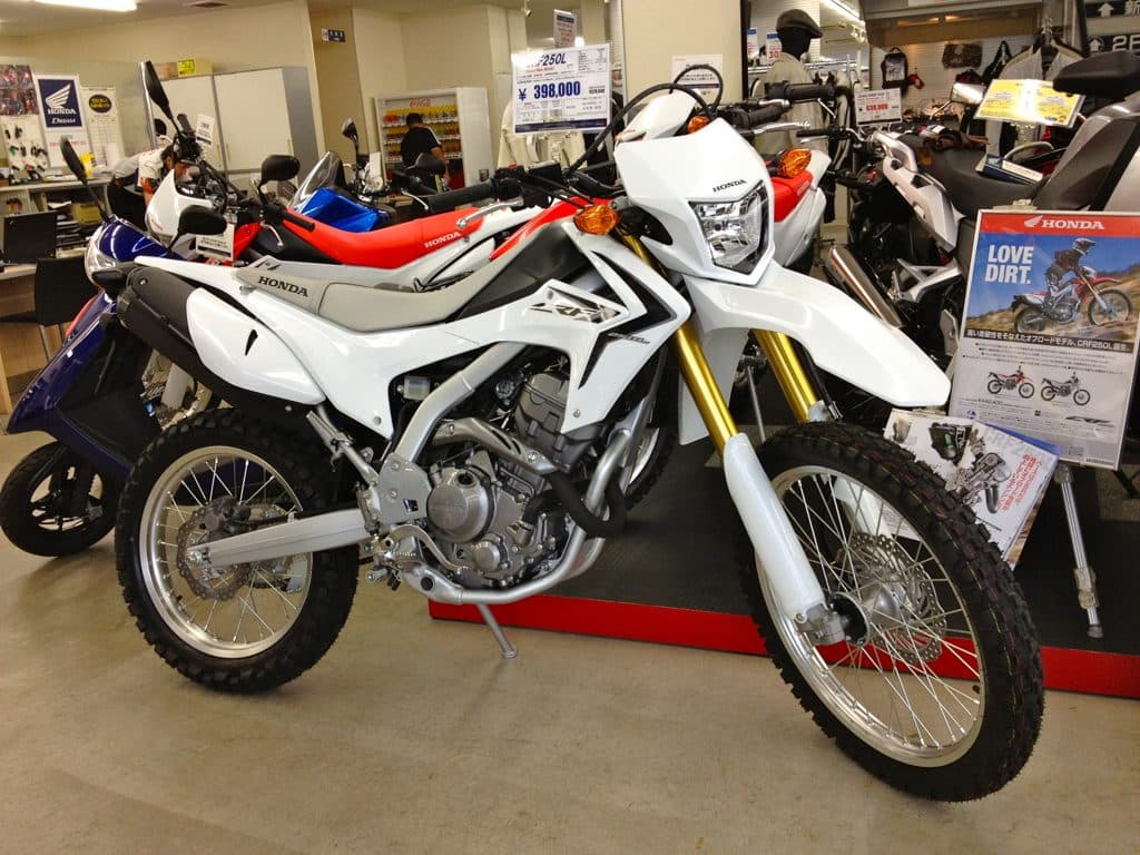 혼다 CRF250L 듀얼스포츠. 데드 레코닝 절벽 점프의 CRF 250과 같은 세부모델이라고 말하지 않습니다.